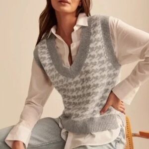 Abercrombie & Fitch V-Neck Sleeveless Sweater Vest Gray Houndstooth Size Small